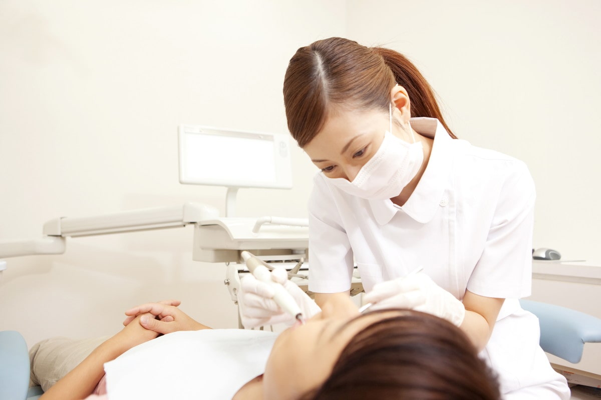 歯の治療をする歯科医の女性